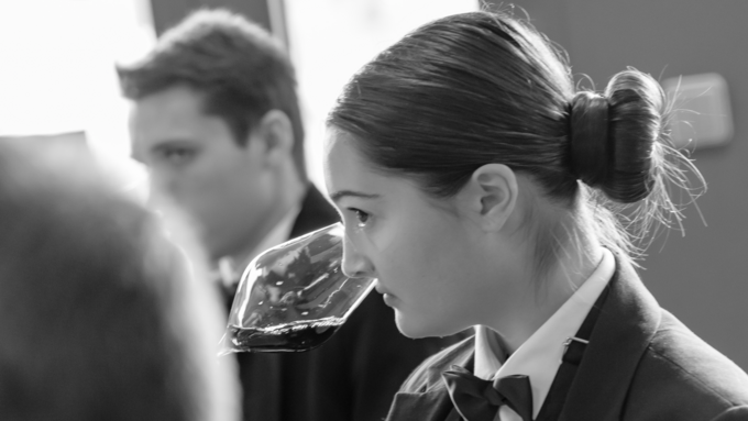 Где учат читать вино пальцами